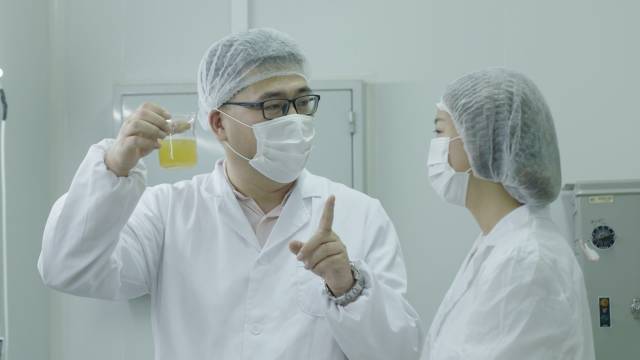 在他心中，她比所有化妝品都珍貴——一位大叔365天的真情造廠記